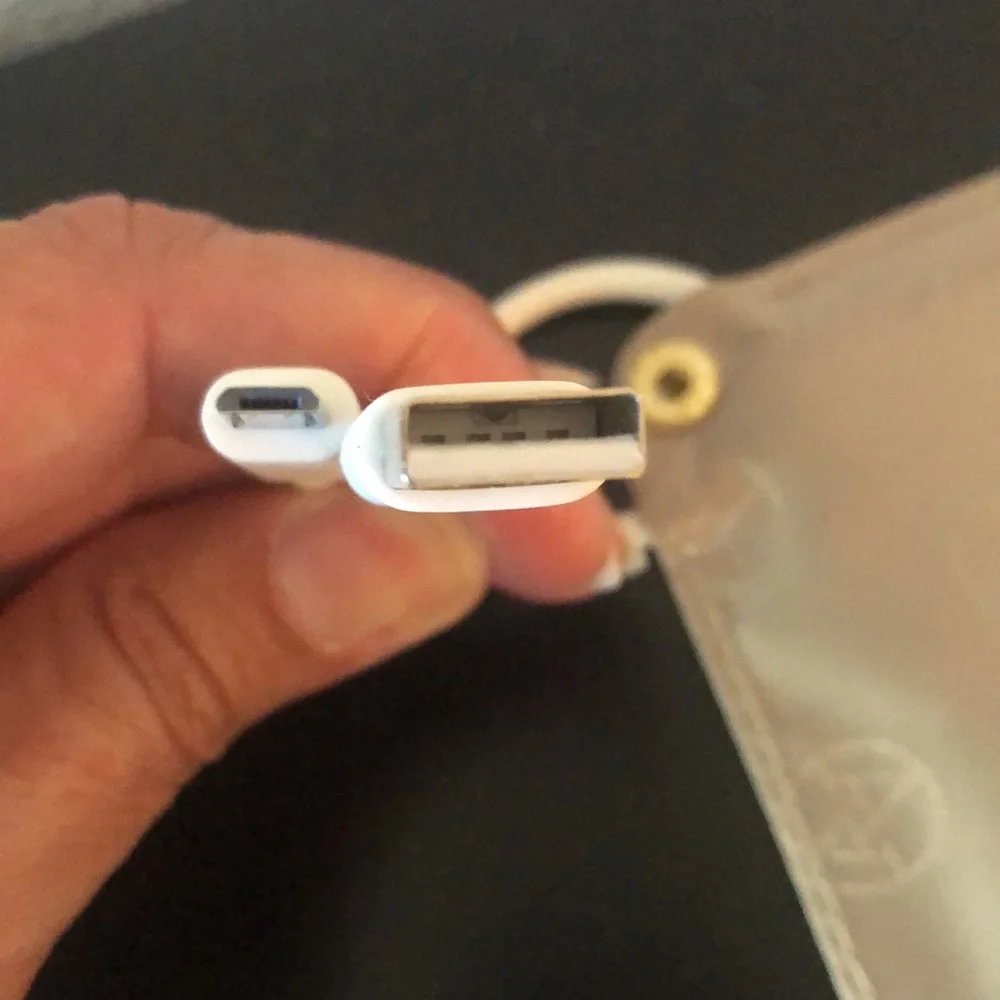 ADRIENNE VITTADINI charging wristlet wallet. - Picture 5 of 8